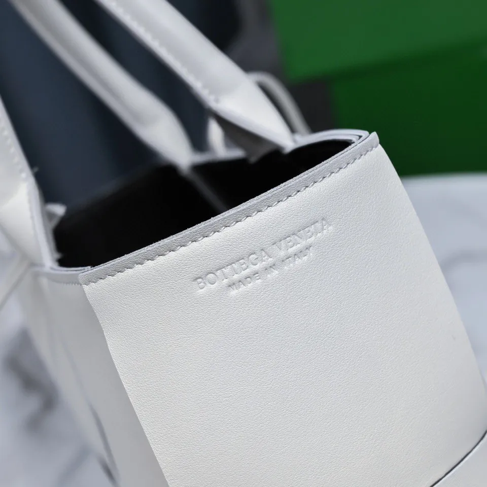 Batch 1760 medium arco, BottegaVeneta# official website latest sheepskin with inner sheepskin SLIP tote handbag, and the logo has been changed to the side panel😍The oversized woven design really makes it a huge gap from ordinary tote bags🔗🔗Different color combinations inside and outside ⛓Daniel Lee leads the brand's DNA to continue to evolve with fresh inspiration🧬🧬showing a balanced style of luxury and reality👉: 30*20*12 Model: 9893#